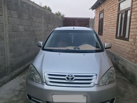 Toyota Avensis Verso, 2002 — 照片 1