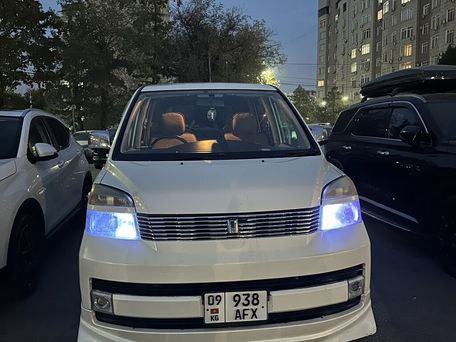 Toyota Voxy, 2002