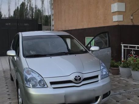 Toyota Corolla Verso, 2004