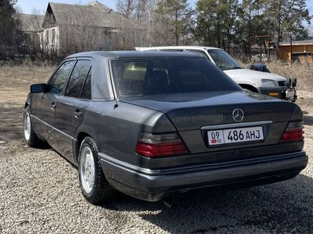 Mercedes-Benz W124, 1990