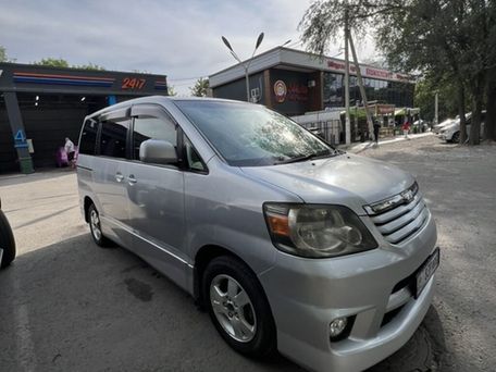Toyota Noah, 2002 — 照片 3