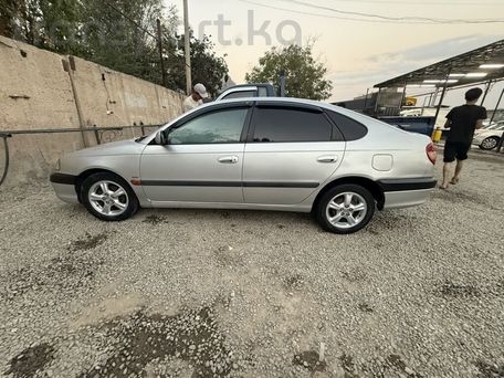 Toyota Avensis, 2001