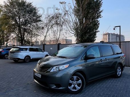 Toyota Sienna, 2010 — photo 1