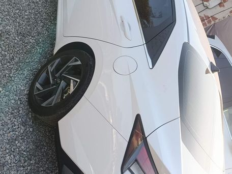 Hyundai Elantra, 2023 — 照片 1