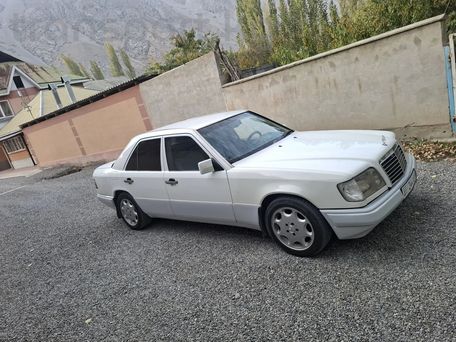 Mercedes-Benz E-Class, 1993 — 照片 2