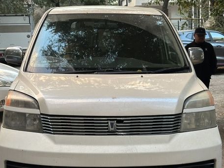 Toyota Voxy, 2002 — photo 1