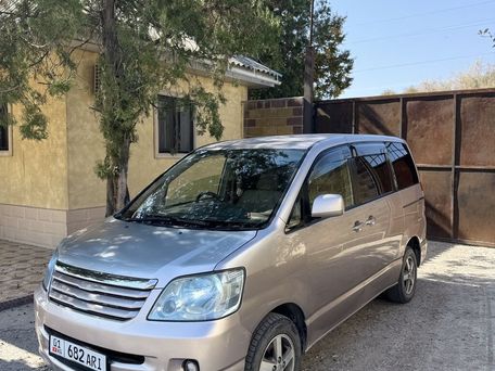 Toyota Noah, 2002 — 照片 3
