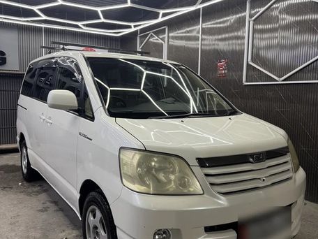 Toyota Noah, 2004 — 照片 1
