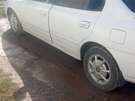Hyundai Elantra, 2001 — 照片 2