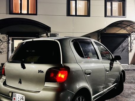 Toyota Vitz, 2001 — 照片 2