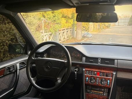 Mercedes-Benz E-Class, 1994 — photo 7