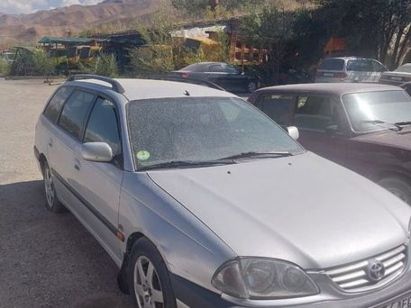 Toyota Avensis, 2001