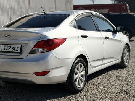 Hyundai Accent, 2013 — 照片 3