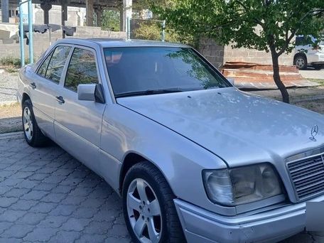 Mercedes-Benz W124, 1984 — фото 1