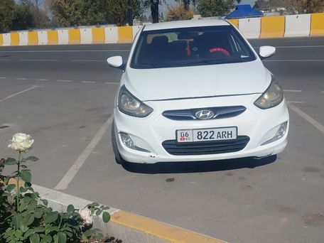 Hyundai Accent, 2011 — 照片 1
