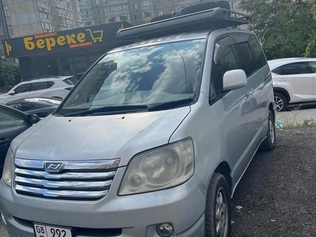 Toyota Noah, 2003 — сүрөт 1
