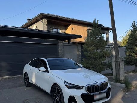 BMW 5 серии, 2023 — 照片 2