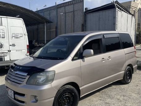 Toyota Noah, 2002