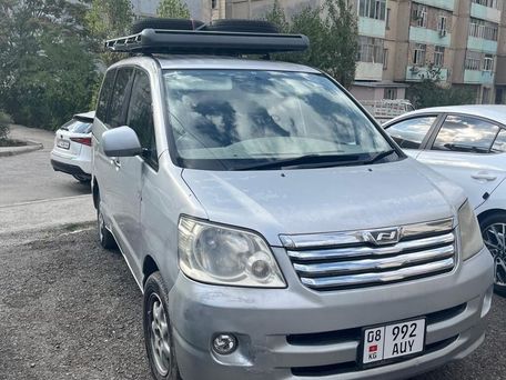 Toyota Noah, 2003 — 照片 7