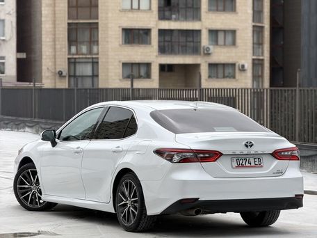 Toyota Camry, 2022 — фото 2