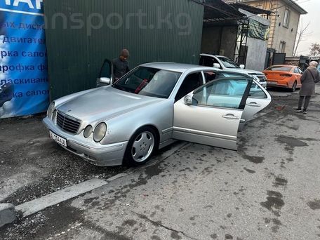 Mercedes-Benz E-Класс, 2001 — 照片 2