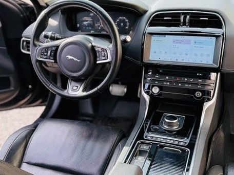 Jaguar XE, 2018 — фото 5