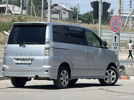 Toyota Voxy, 2004 — сүрөт 1