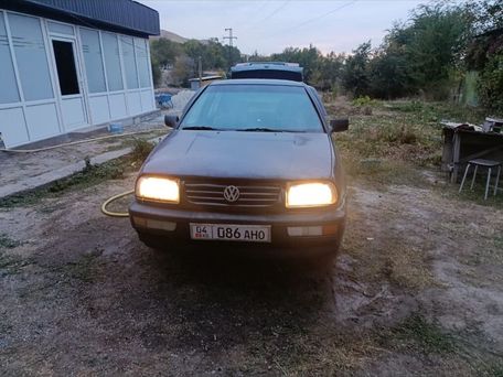 Volkswagen Vento, 1992 — 照片 1