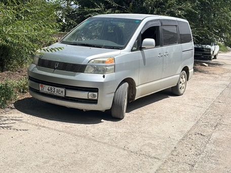 Toyota Voxy, 2002 — сүрөт 1