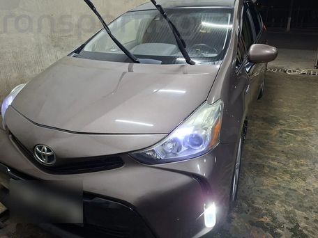 Toyota Prius Alpha, 2014 — фото 1