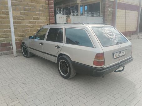 Mercedes-Benz W124, 1987