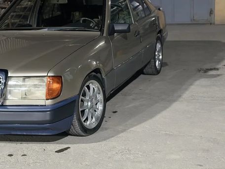 Mercedes-Benz W124, 1990