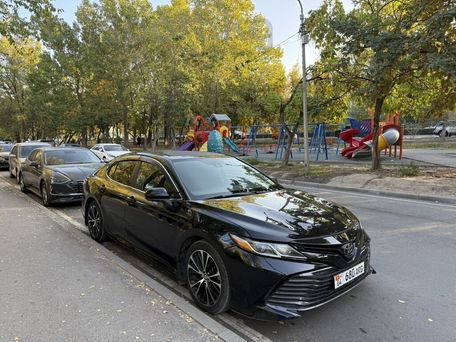 Toyota Camry, 2018 — 照片 8