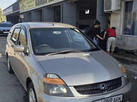 Honda Stream, 2001 — 照片 1