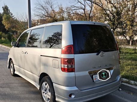 Toyota Noah, 2004 — фото 1