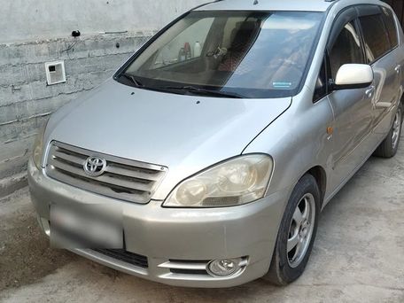 Toyota Avensis Verso, 2002 — 照片 1
