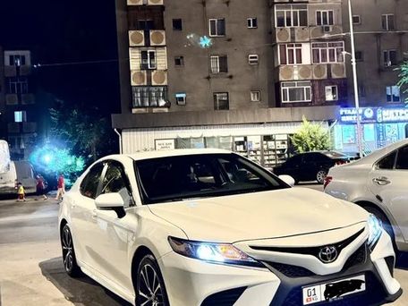 Toyota Camry, 2018 — 照片 2