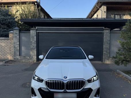BMW 5 серии, 2023 — 照片 1