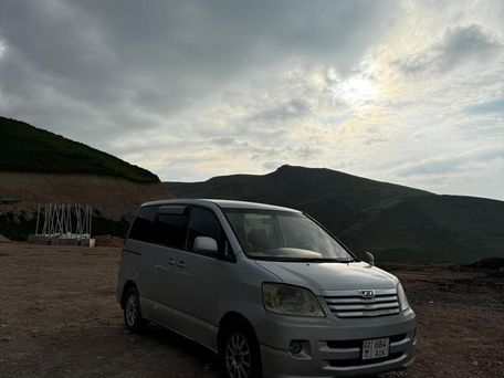 Toyota Noah, 2003 — сүрөт 1