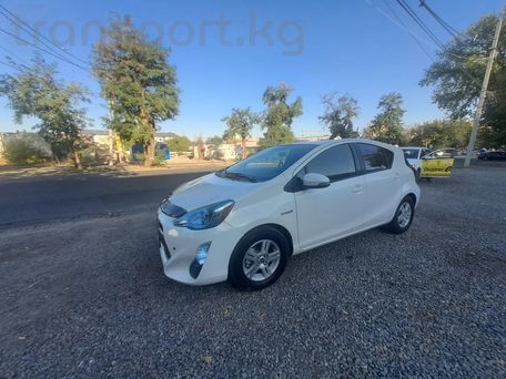 Toyota Prius c, 2017 — фото 1