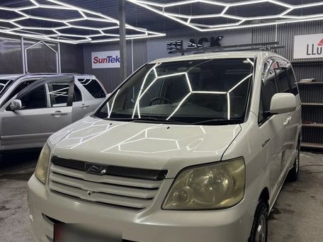 Toyota Noah, 2004 — 照片 2