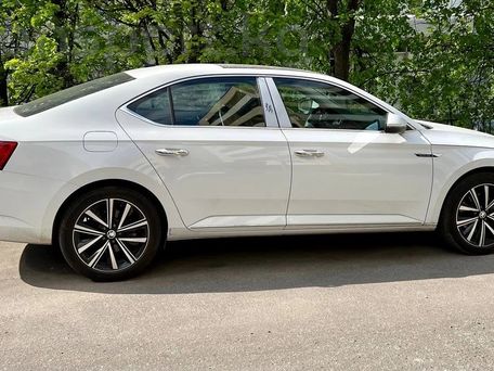 Skoda Superb, 2025 — 照片 2