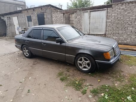 Mercedes-Benz W124, 1990