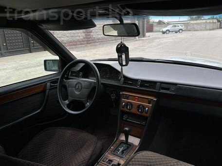 Mercedes-Benz W124, 1993 — photo 15