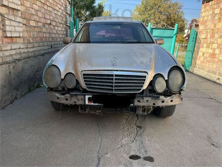 Mercedes-Benz E-Класс, 2001 — 照片 2