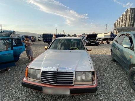 Mercedes-Benz W124, 1990