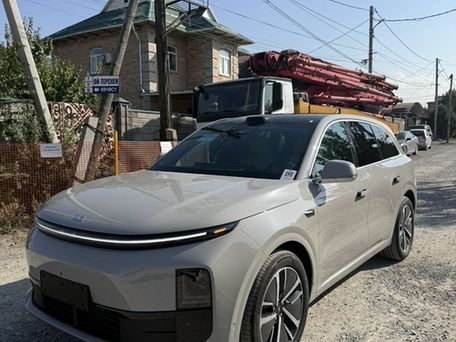 Li Auto (Lixiang) L6, 2025 — 照片 1