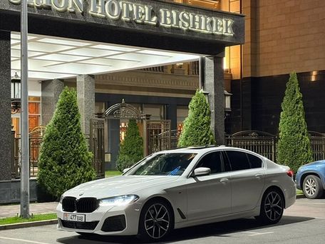 BMW 5 серии, 2019 — 照片 2