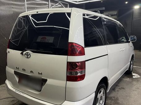 Toyota Noah, 2004 — 照片 3