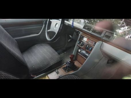 Mercedes-Benz W124, 1989 — photo 1
